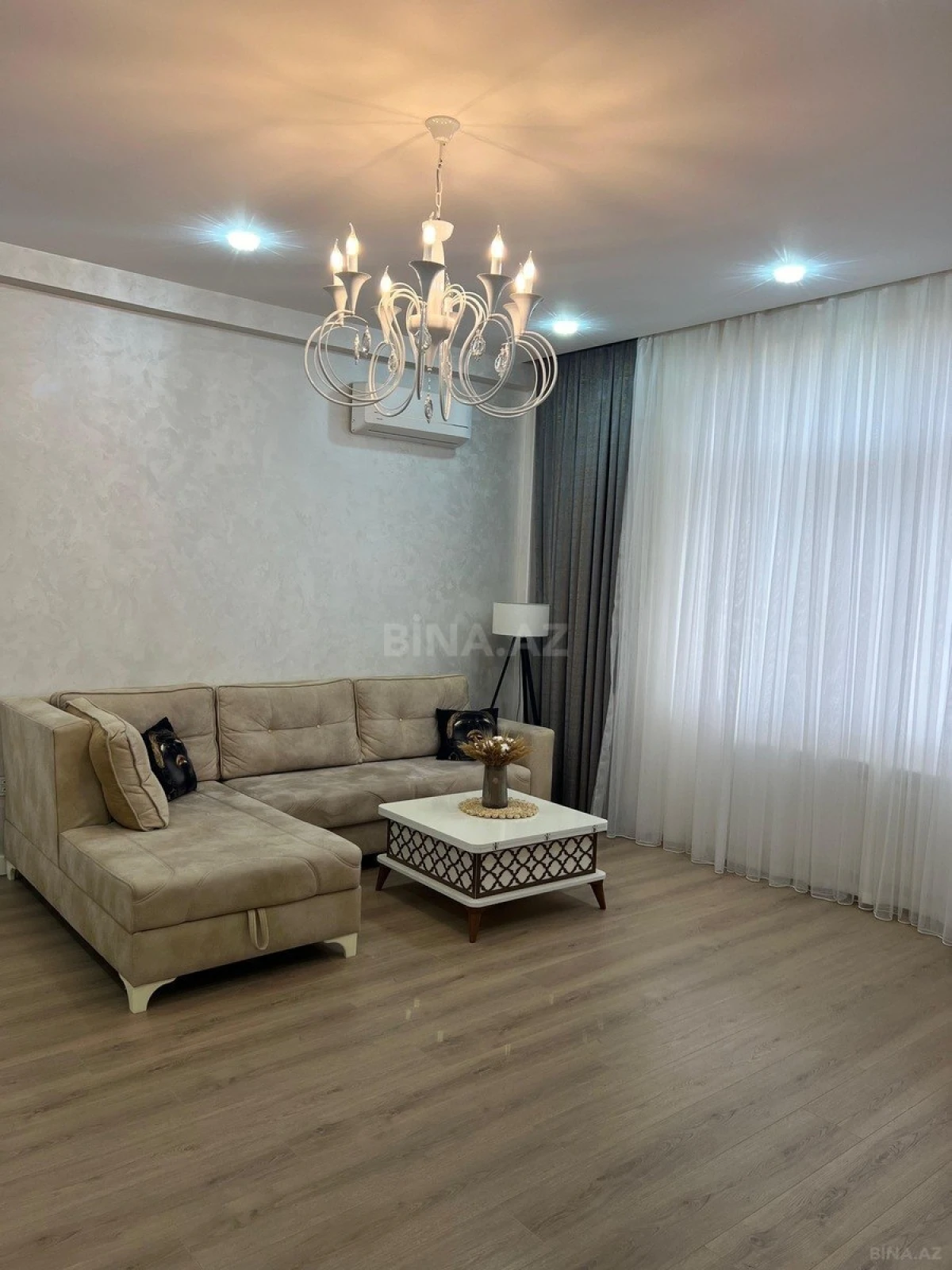 Satılır 4 otaqlı mənzil 135 m²