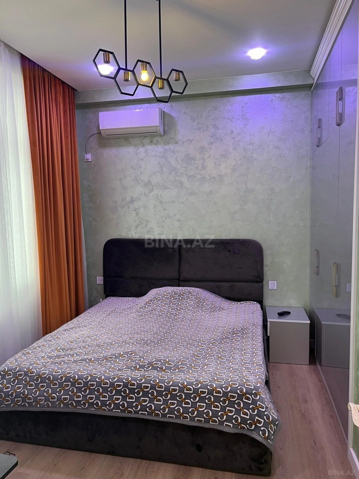 Satılır 4 otaqlı mənzil 135 m²