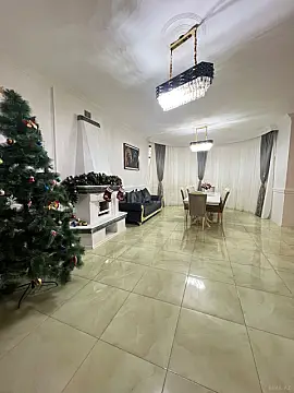 Kirayə verilir 10 otaqlı həyət evi 300 m²