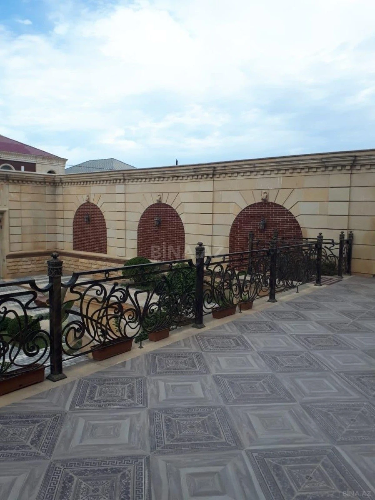 Satılır 8 otaqlı həyət evi 650 m²