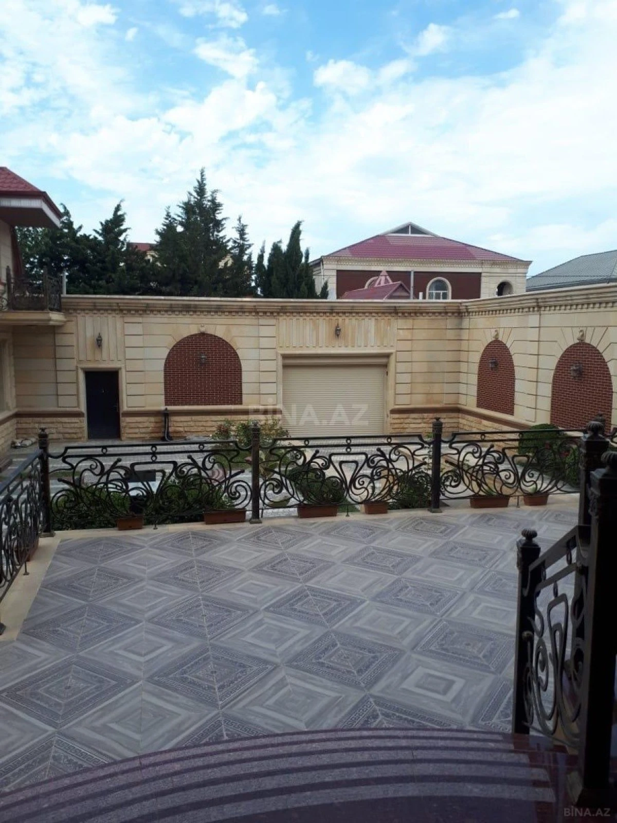 Satılır 8 otaqlı həyət evi 650 m²