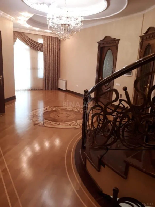 Satılır 8 otaqlı həyət evi 650 m²