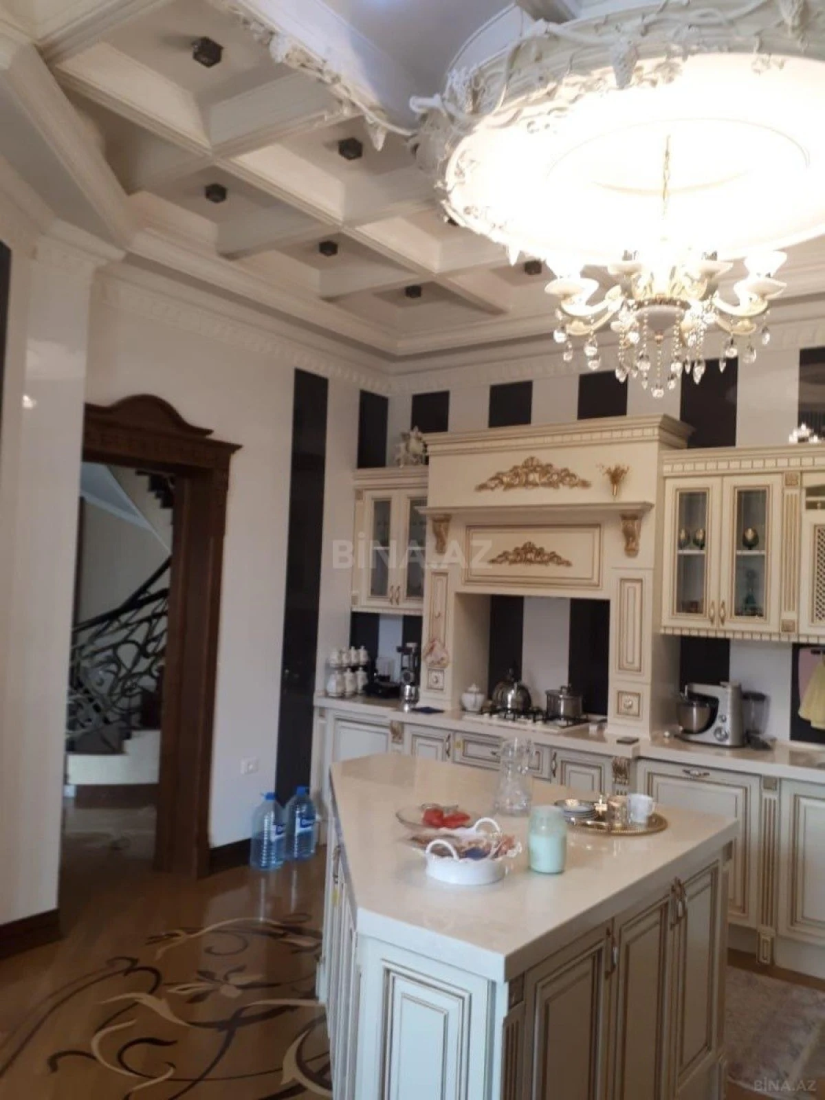 Satılır 8 otaqlı həyət evi 650 m²