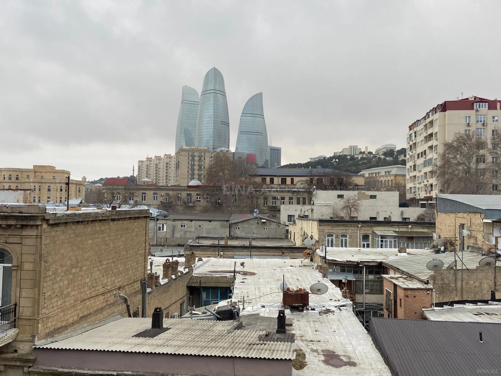 Satılır 3 otaqlı mənzil 125 m²