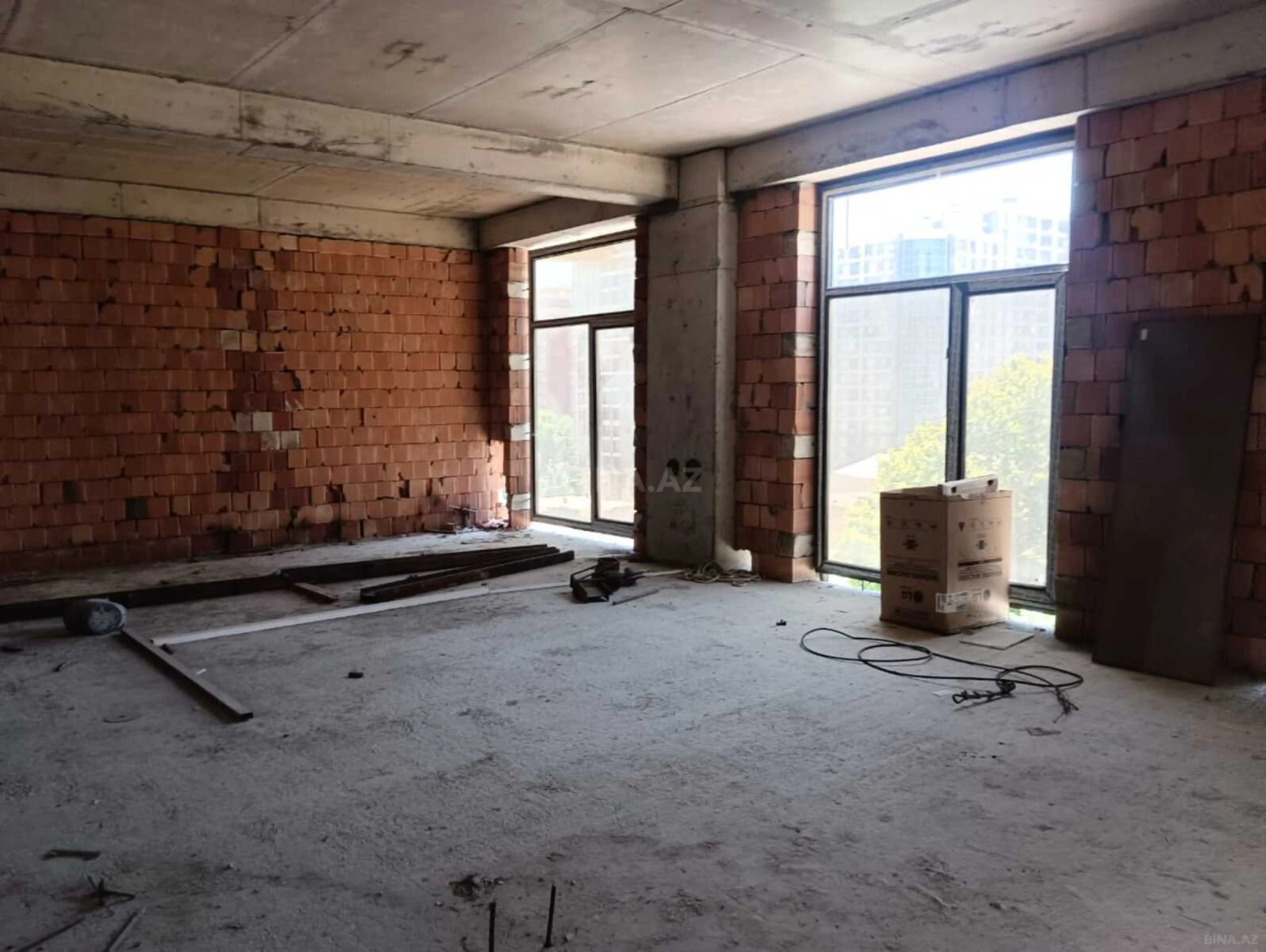 Satılır 3 otaqlı mənzil 156 m²