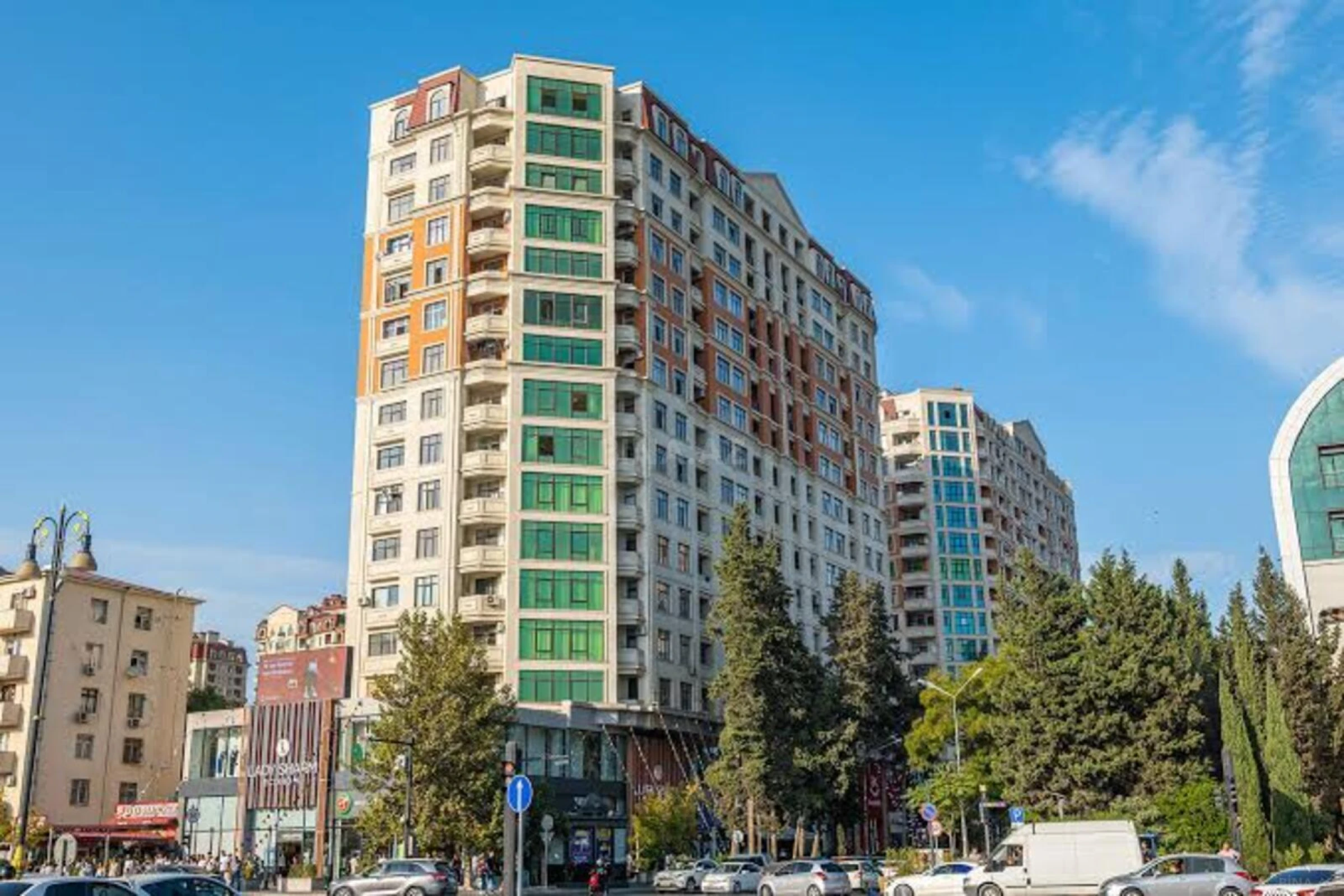 Satılır 3 otaqlı mənzil 136 m²
