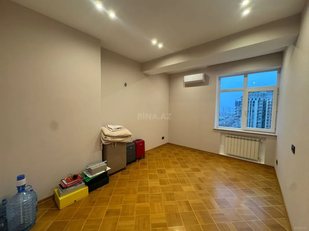 Satılır 4 otaqlı mənzil 147 m²