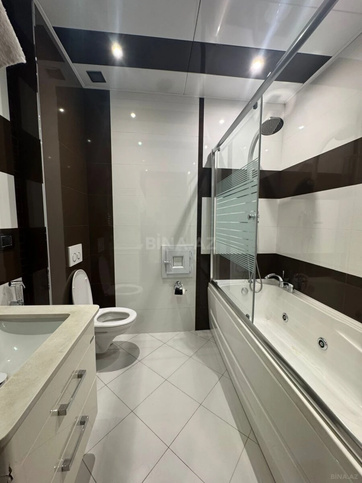 Satılır 4 otaqlı mənzil 147 m²