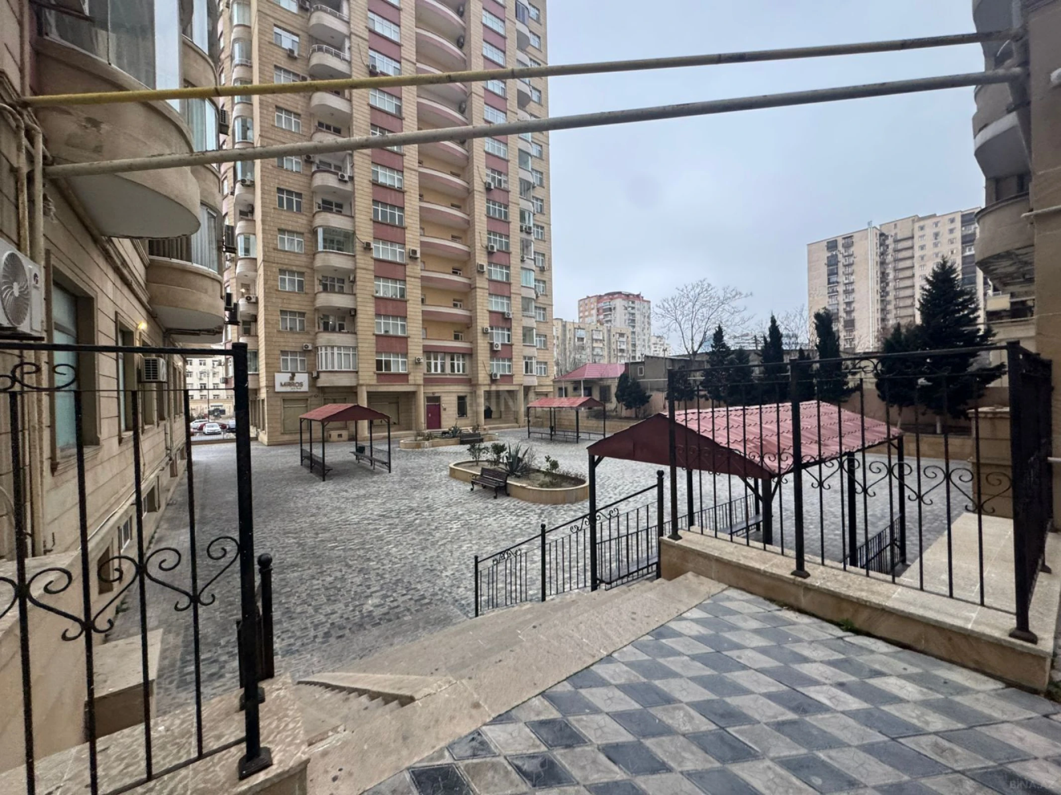 Satılır 4 otaqlı mənzil 147 m²