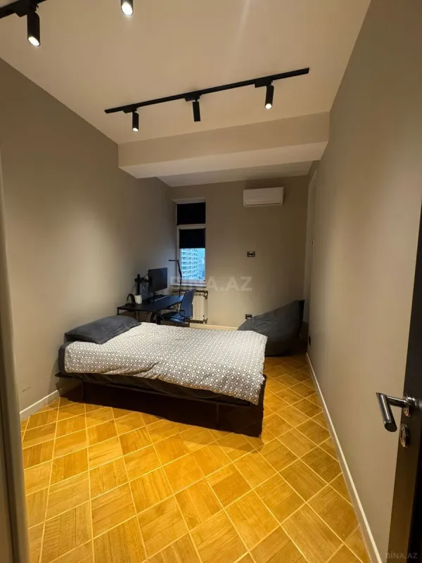 Satılır 4 otaqlı mənzil 147 m²