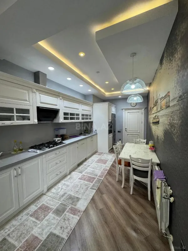 Satılır 4 otaqlı mənzil 180 m²
