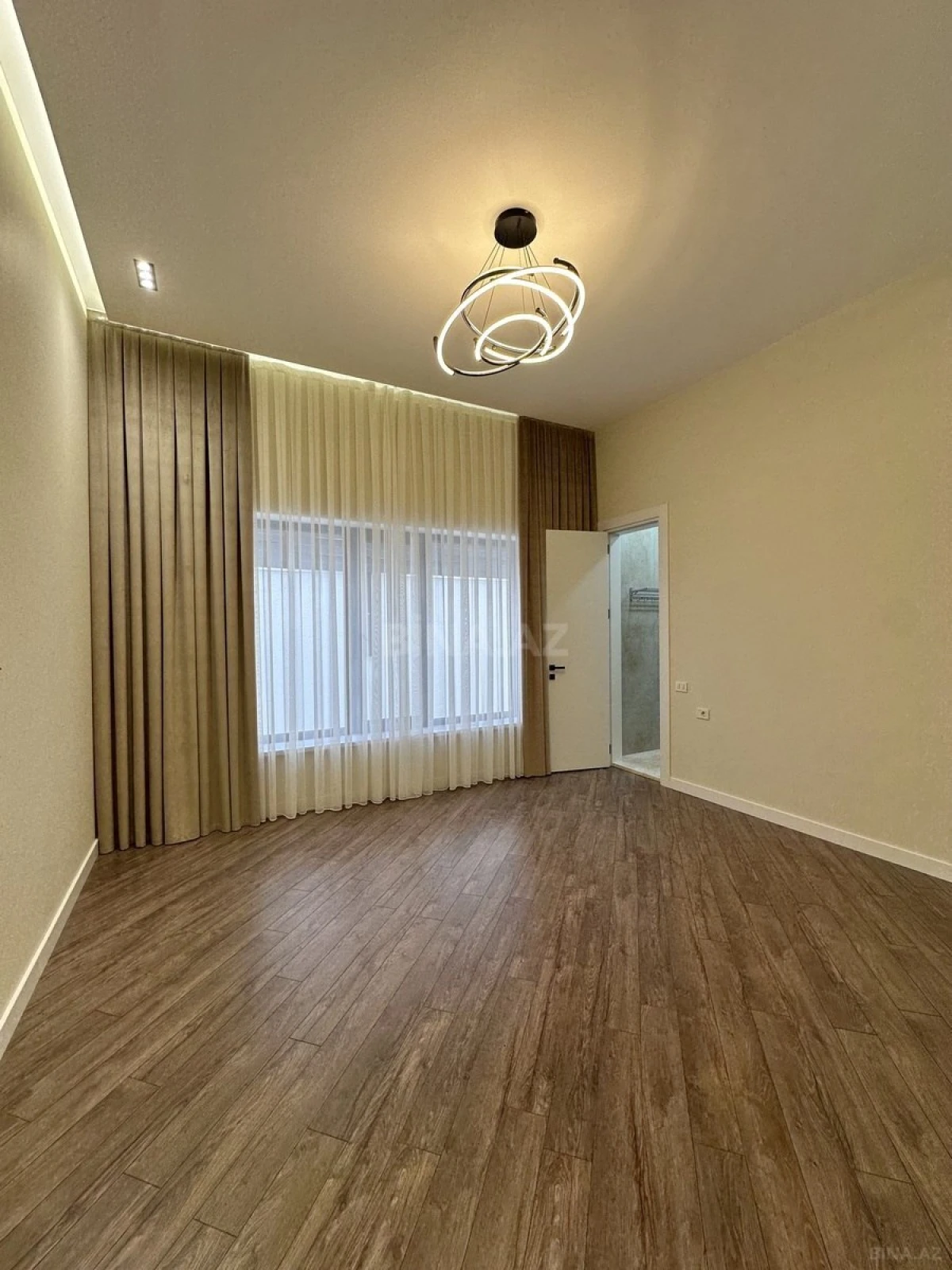Satılır 5 otaqlı həyət evi 250 m²