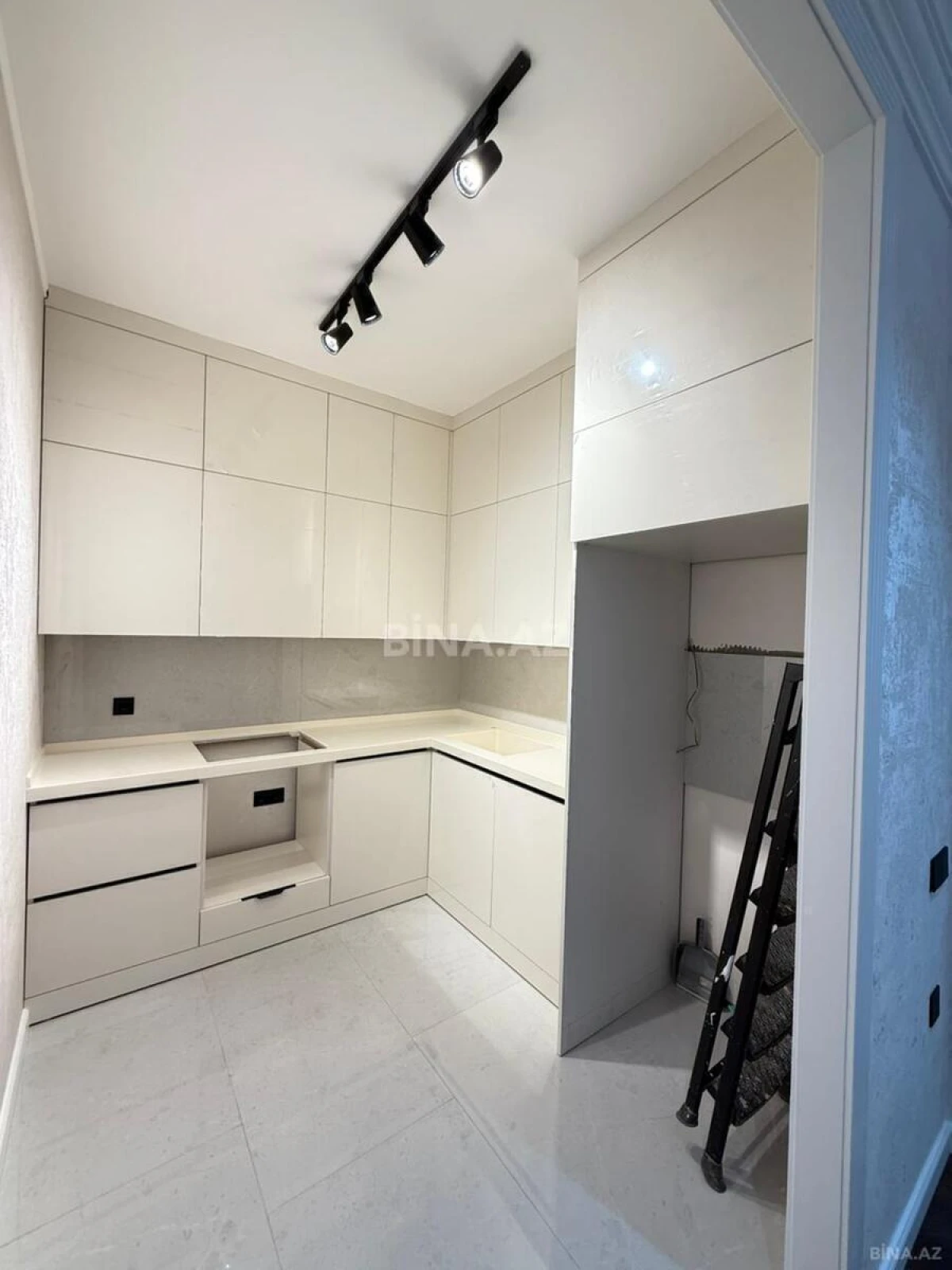 Satılır 2 otaqlı mənzil 63 m²