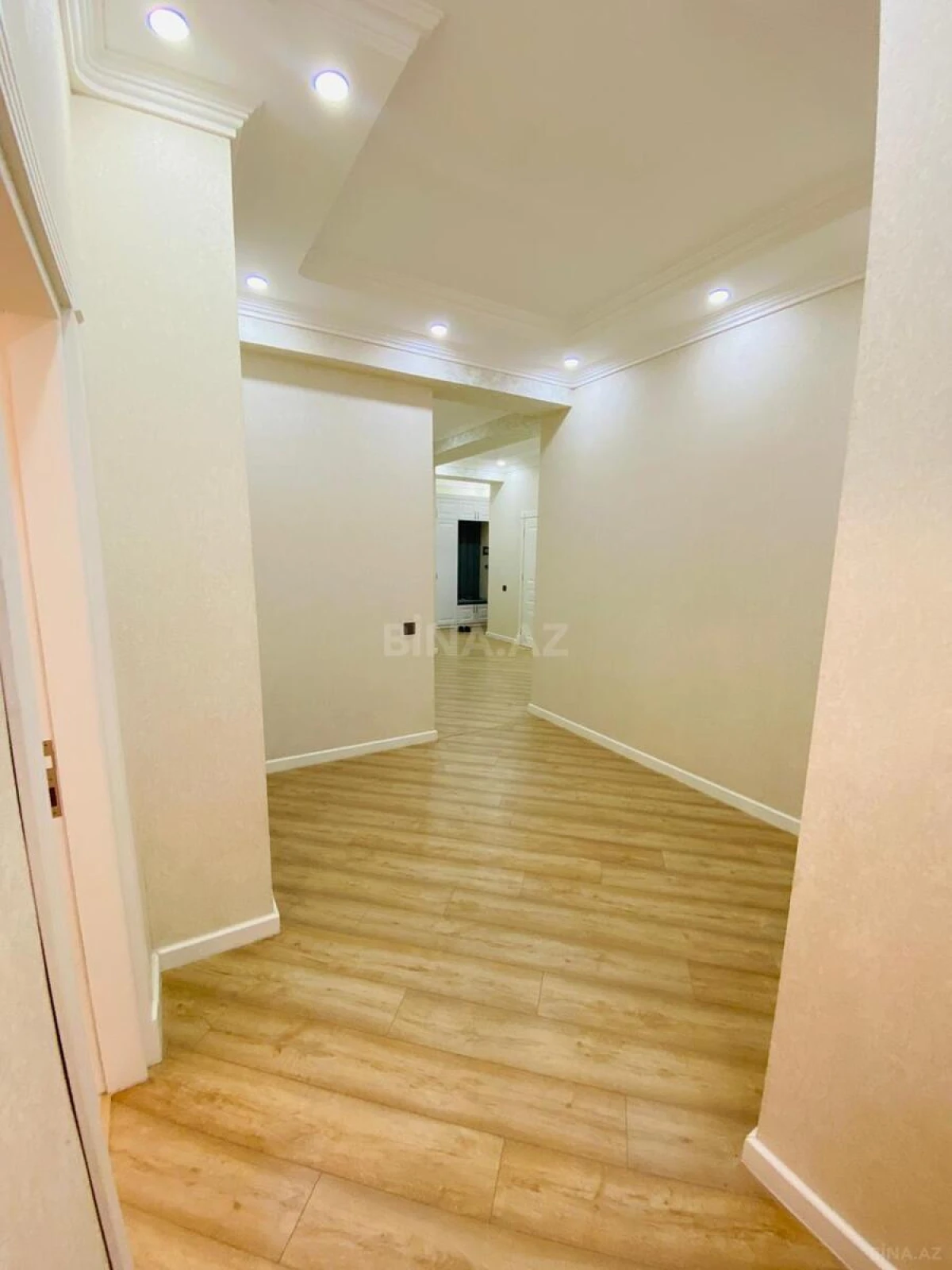 Satılır 3 otaqlı mənzil 130 m²