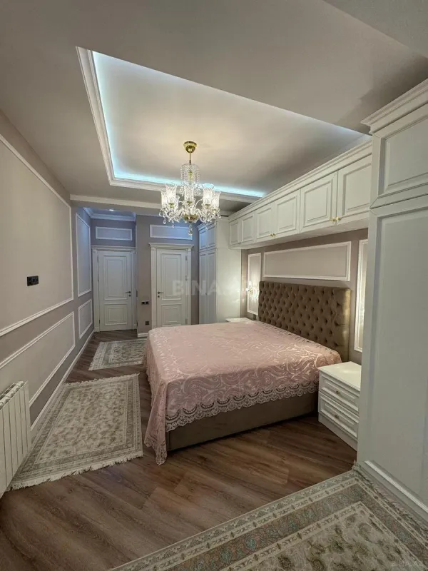 Satılır 4 otaqlı mənzil 180 m²