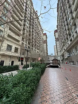 Satılır 4 otaqlı mənzil 180 m²