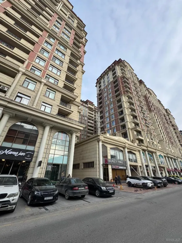 Satılır 4 otaqlı mənzil 180 m²