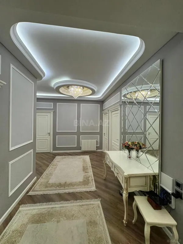 Satılır 4 otaqlı mənzil 180 m²
