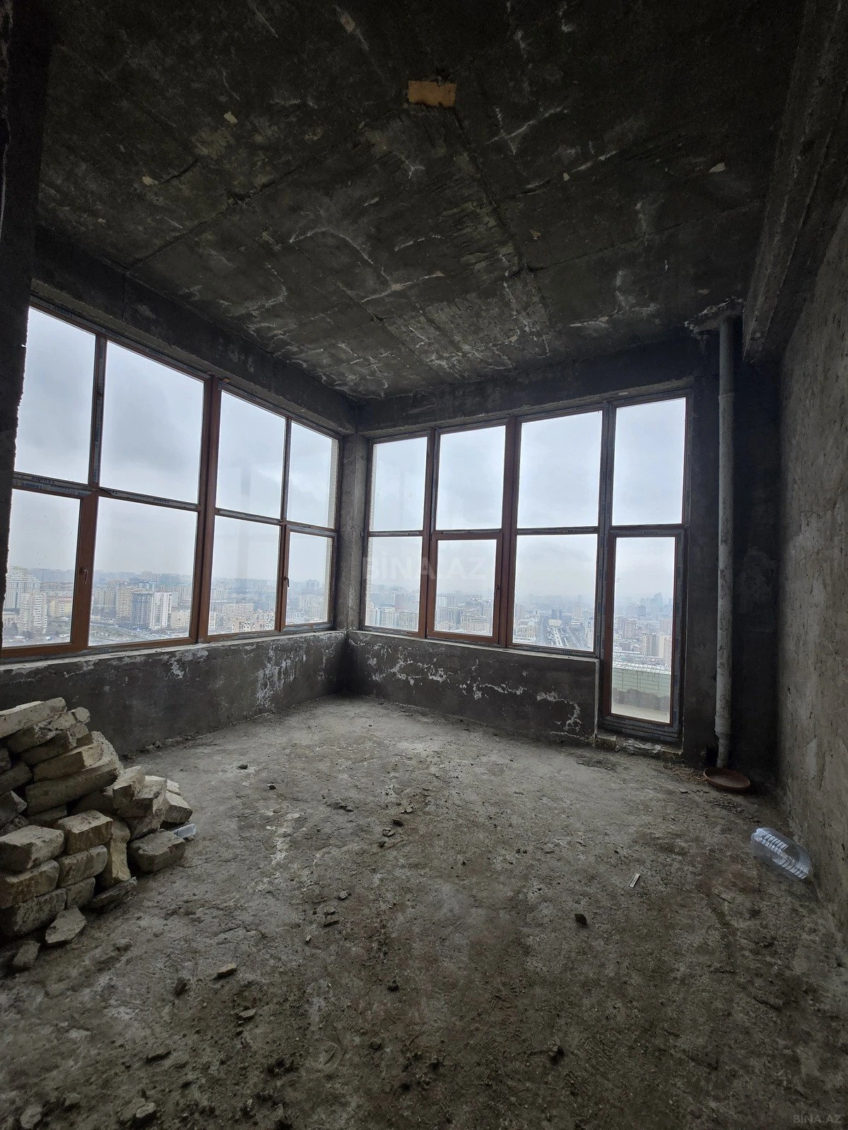 Satılır 3 otaqlı mənzil 322 m²