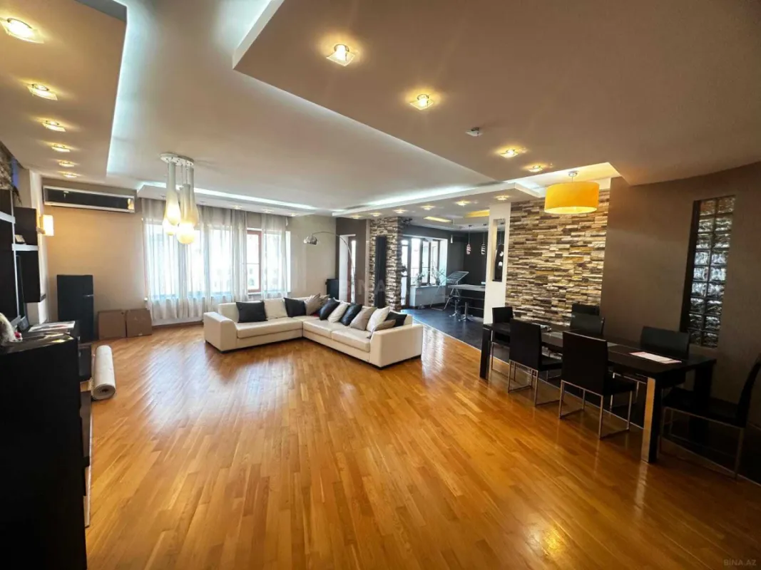 Satılır 5 otaqlı mənzil 245 m²