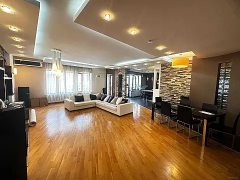Satılır 5 otaqlı mənzil 245 m²