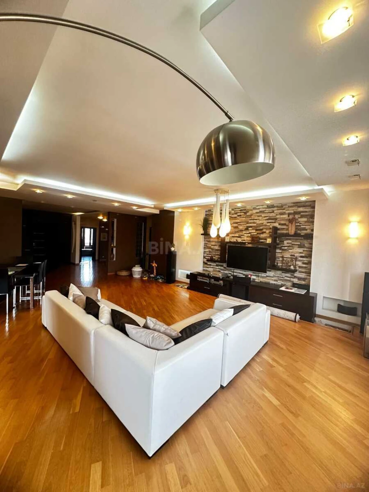 Satılır 5 otaqlı mənzil 245 m²