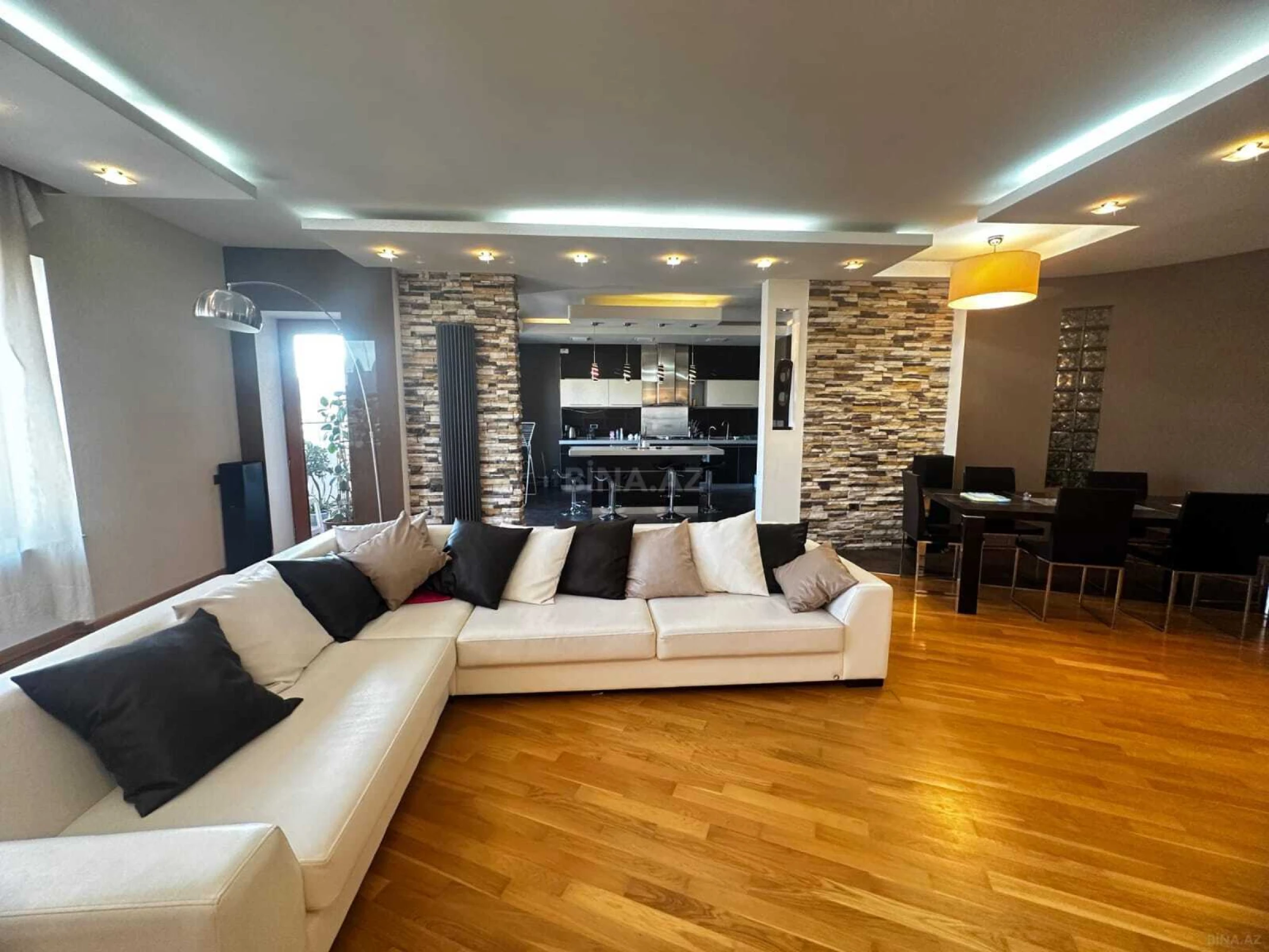 Satılır 5 otaqlı mənzil 245 m²