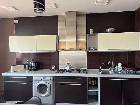 Satılır 5 otaqlı mənzil 245 m²
