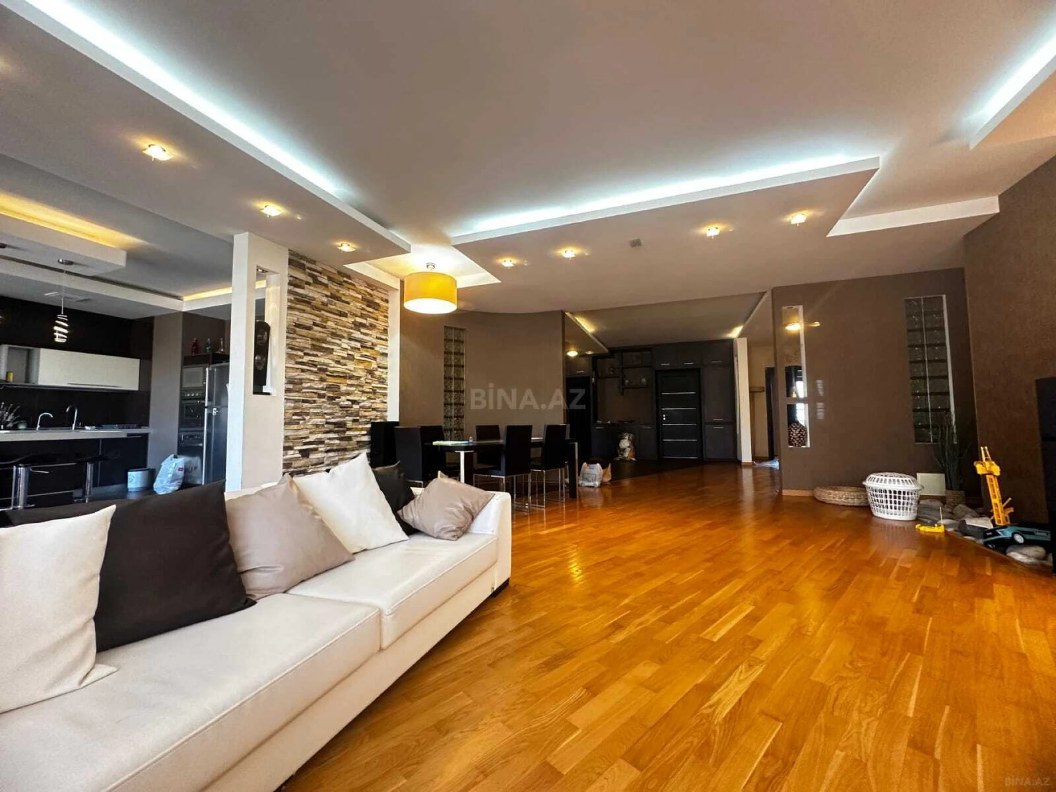 Satılır 5 otaqlı mənzil 245 m²