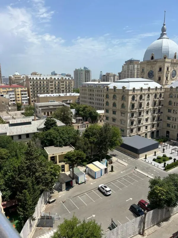 Satılır 5 otaqlı mənzil 245 m²