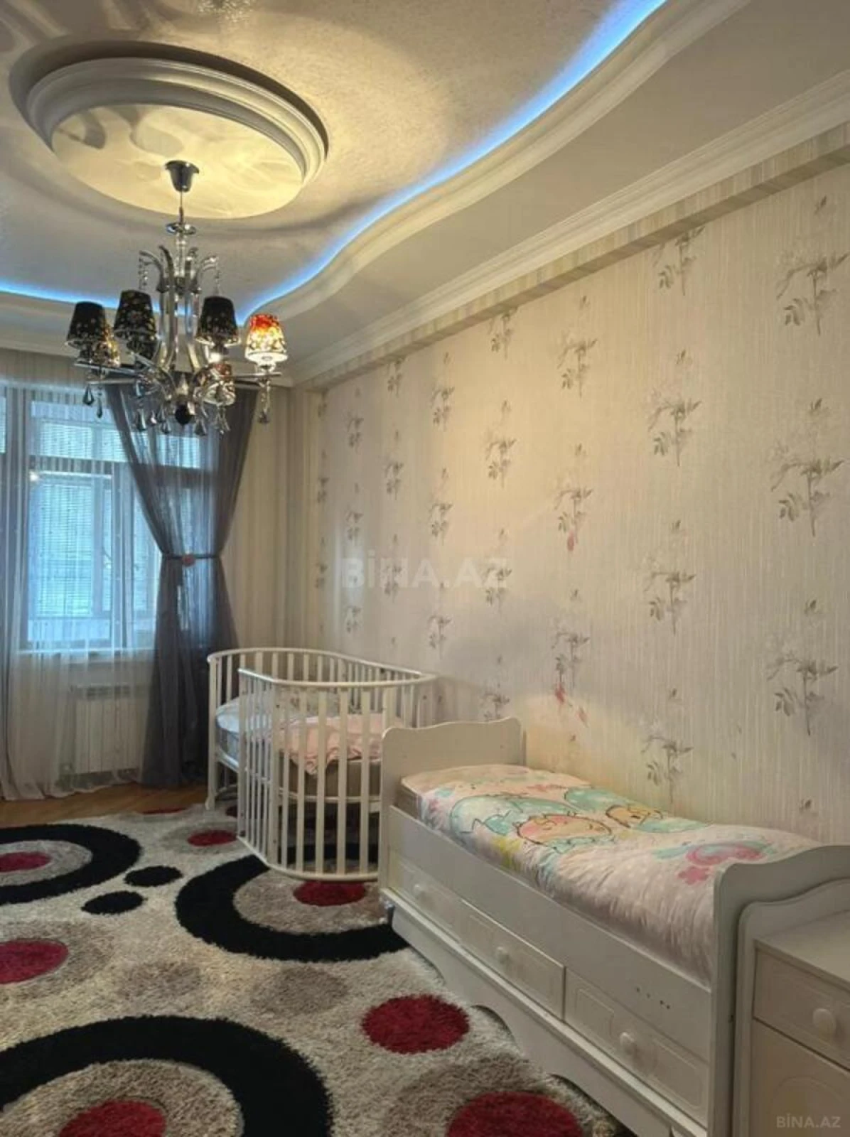 Satılır 4 otaqlı mənzil 174 m²