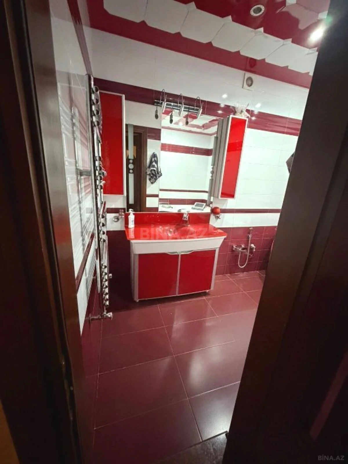 Satılır 4 otaqlı mənzil 174 m²