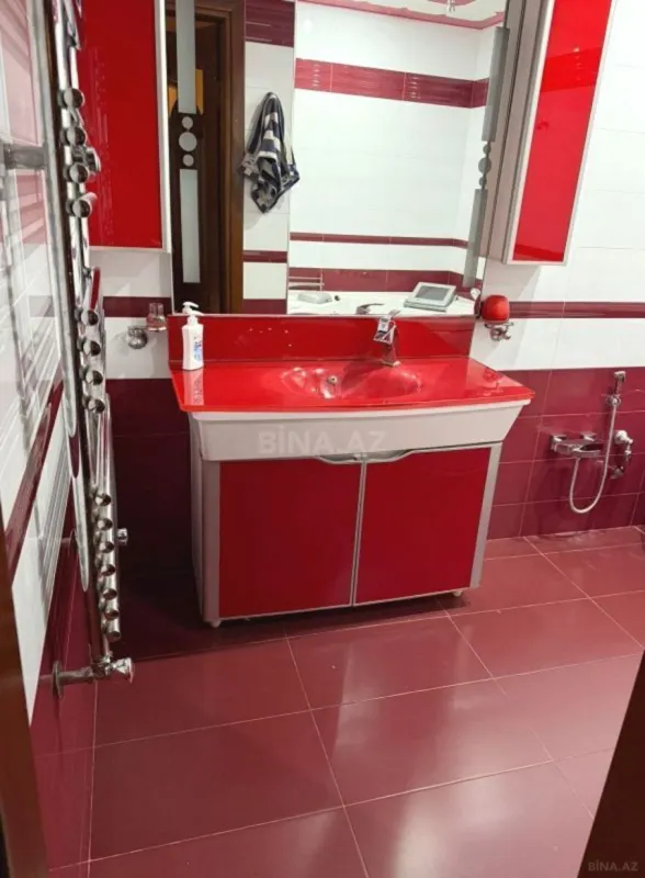 Satılır 4 otaqlı mənzil 174 m²
