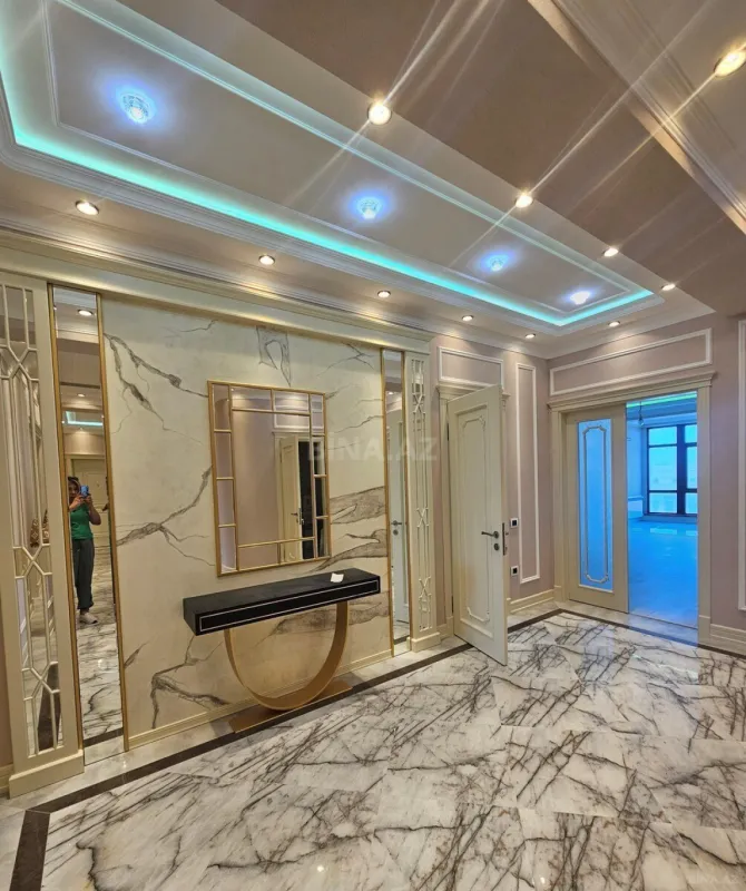 Satılır 4 otaqlı mənzil 230 m²