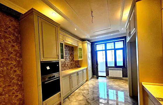 Satılır 4 otaqlı mənzil 230 m²