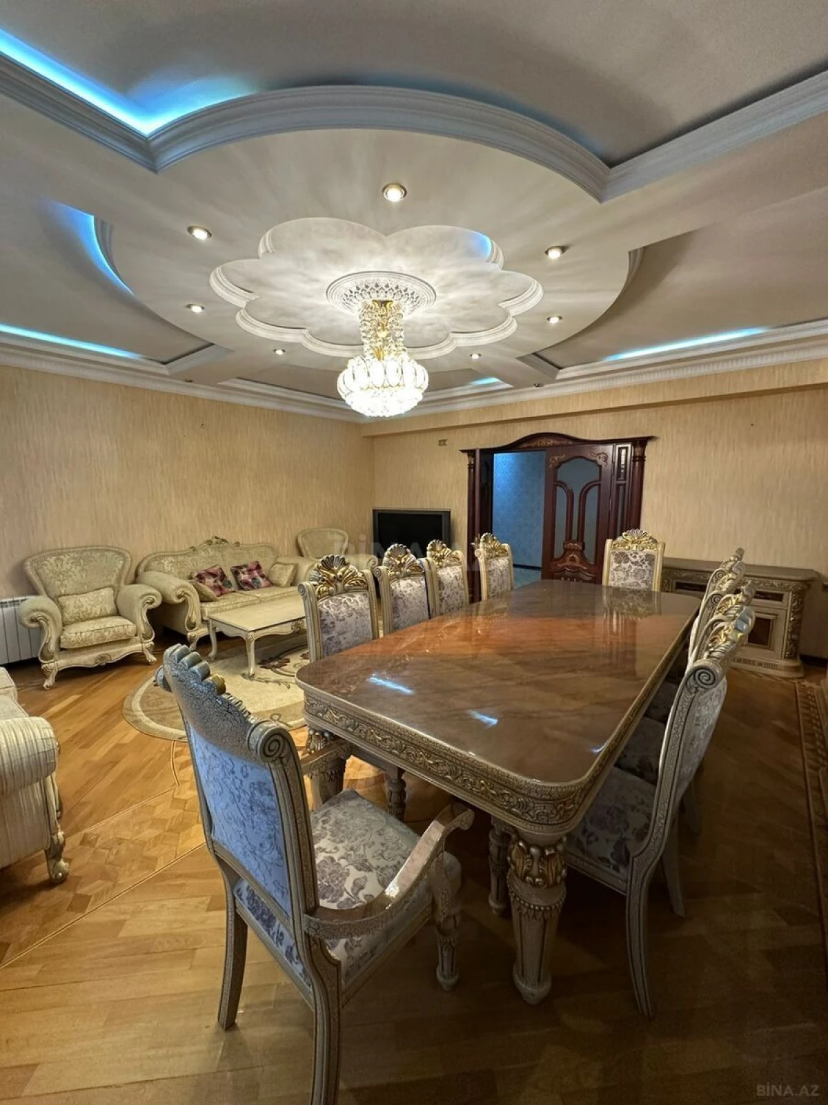 Kirayə verilir 4 otaqlı mənzil 200 m²