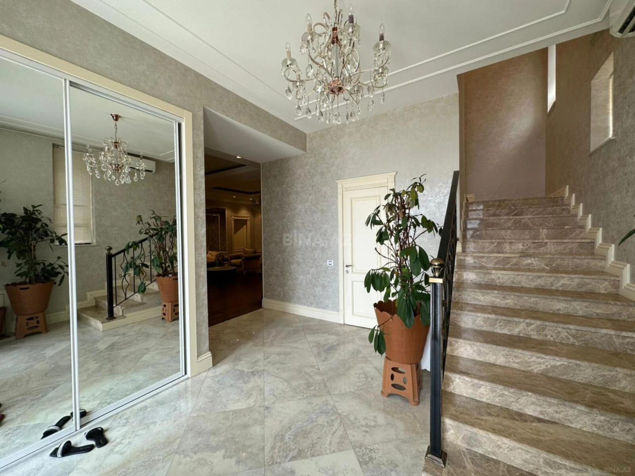 Satılır 7 otaqlı həyət evi 500 m²