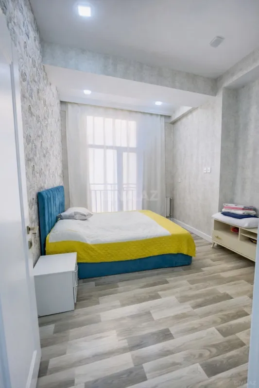 Satılır 4 otaqlı mənzil 130 m²
