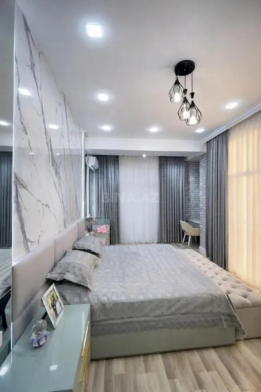 Satılır 4 otaqlı mənzil 130 m²
