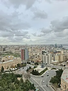 Satılır 5 otaqlı mənzil 300 m²
