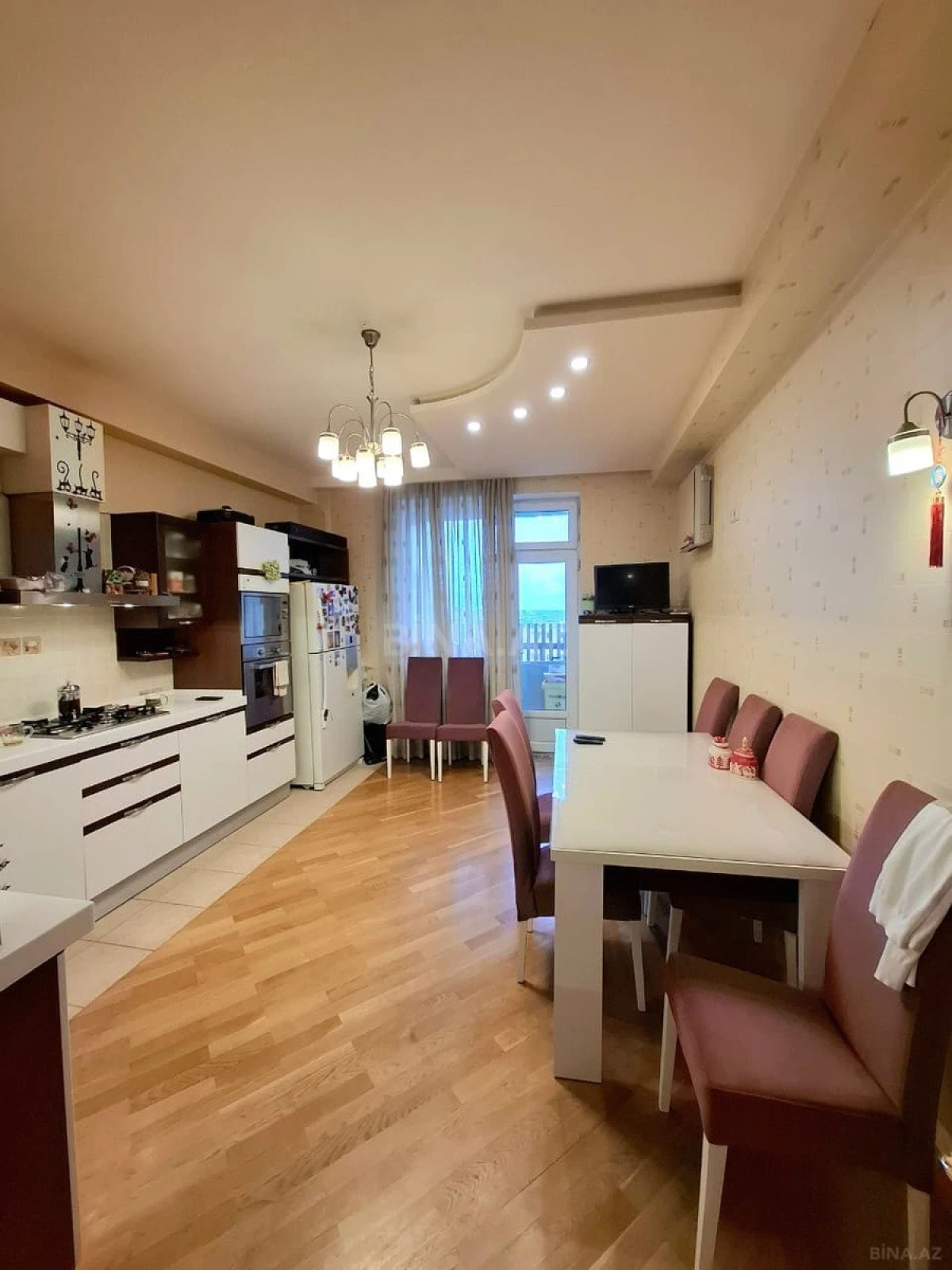 Satılır 5 otaqlı mənzil 300 m²