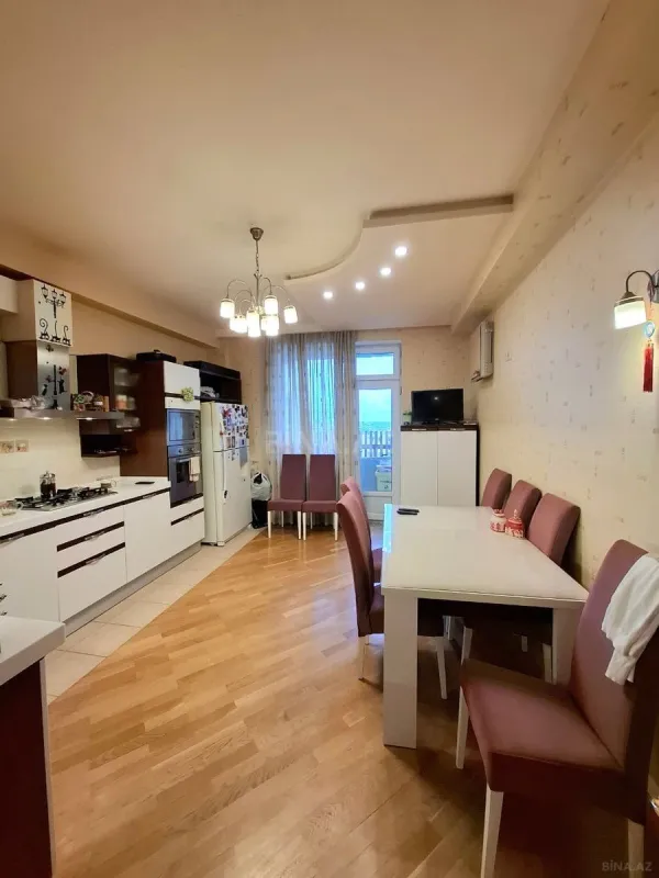 Satılır 5 otaqlı mənzil 300 m²
