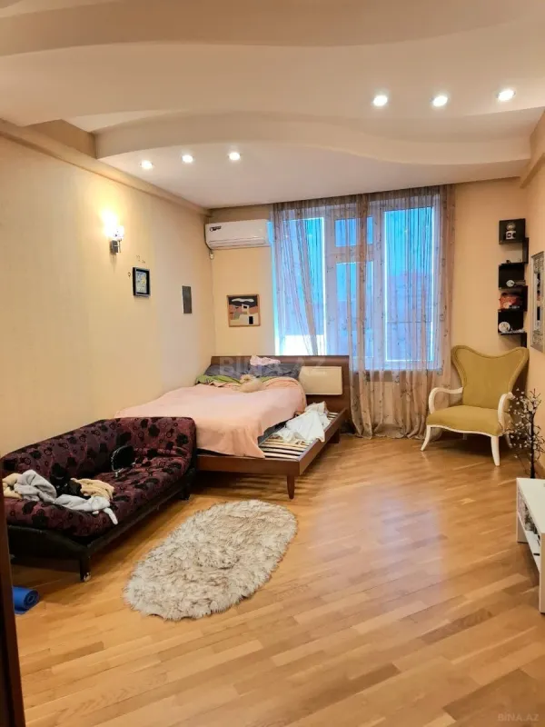 Satılır 5 otaqlı mənzil 300 m²