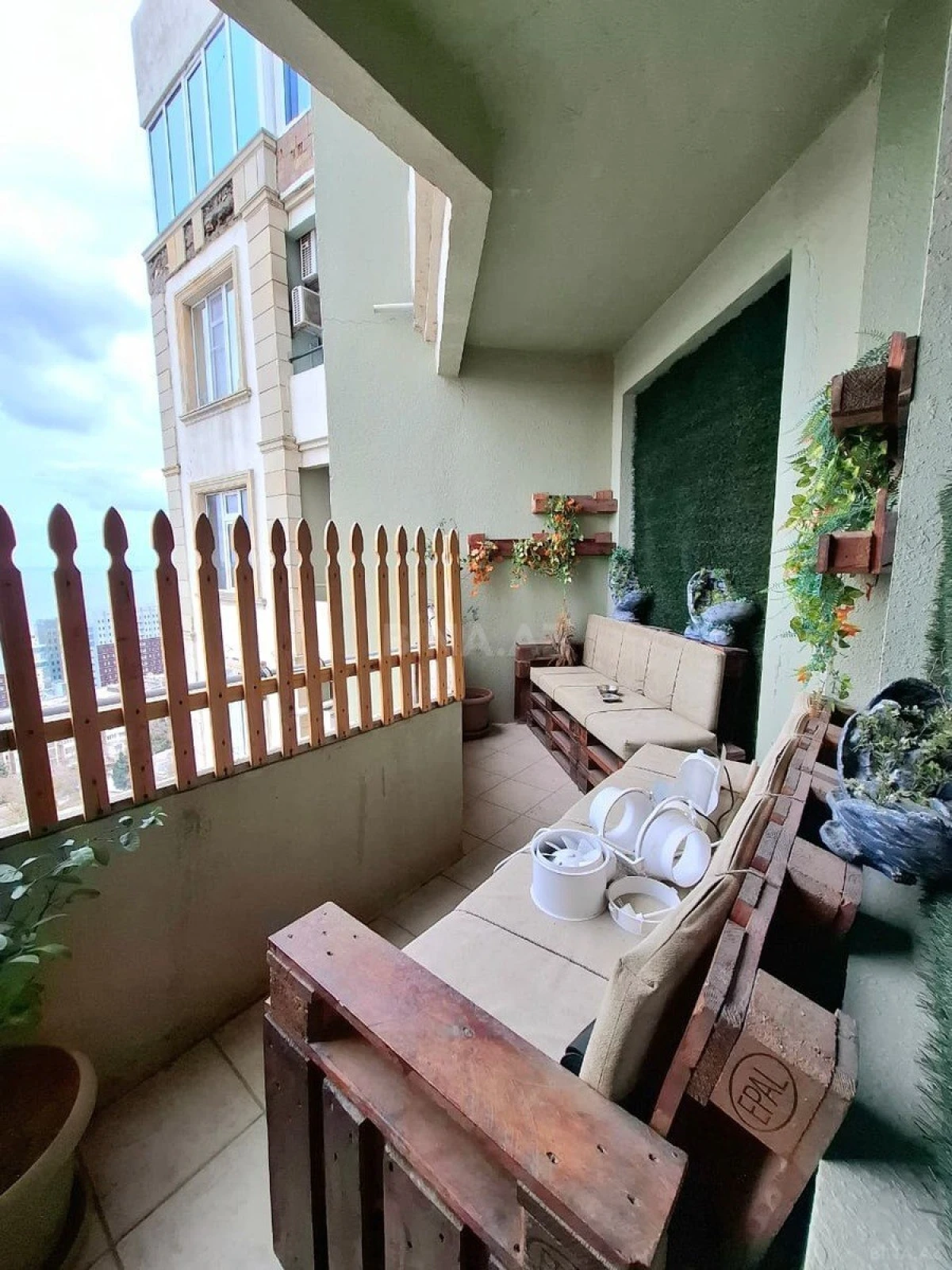 Satılır 5 otaqlı mənzil 300 m²