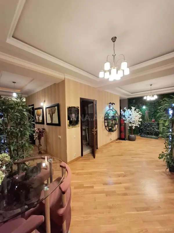 Satılır 5 otaqlı mənzil 300 m²