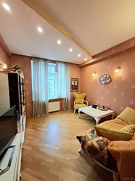 Satılır 5 otaqlı mənzil 300 m²