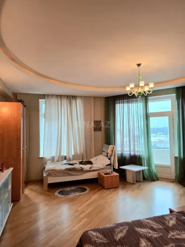Satılır 5 otaqlı mənzil 300 m²