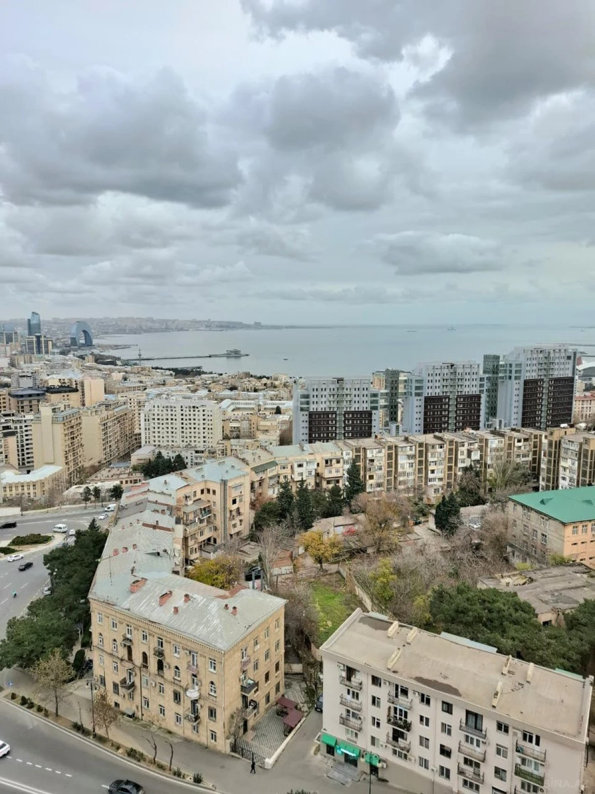 Satılır 5 otaqlı mənzil 300 m²