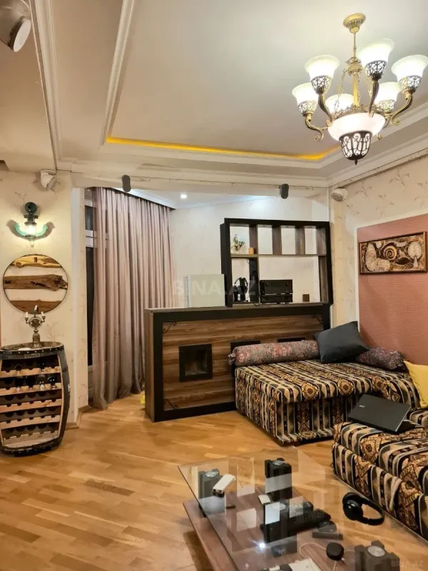 Satılır 5 otaqlı mənzil 300 m²