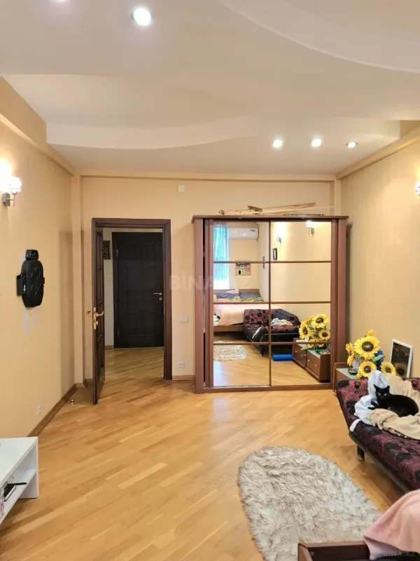 Satılır 5 otaqlı mənzil 300 m²